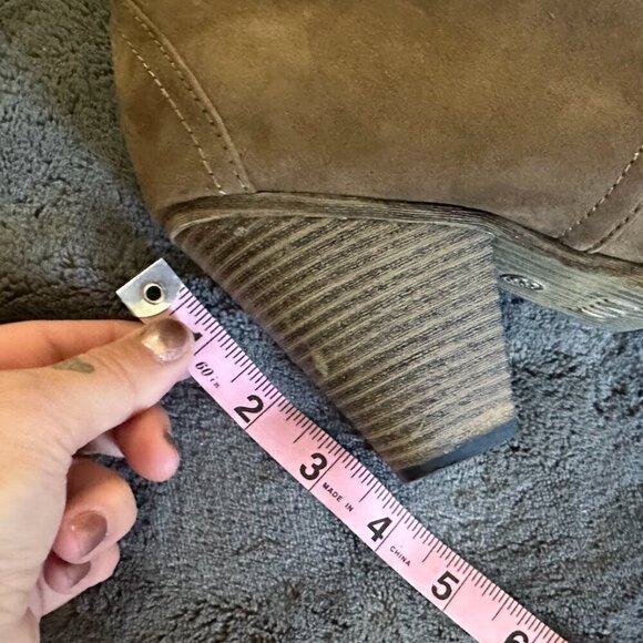 Taupe Suede Ankle Booties Round Toe Short Heel MIA Size 8.5 - Picture 6 of 10